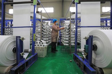 LUANNAN COUNTY, Çin - 12 Ocak 2022: İşçiler plastik fiber tekstil üretim hattı, Kuzey Chin