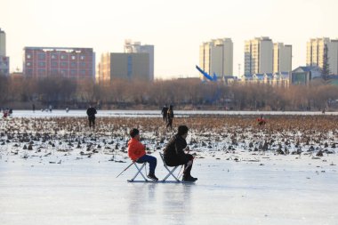 LUANNAN COUNTY, Çin - 16 Ocak 2022: Ziyaretçiler Kuzey Chin 'deki parkta paten kayıyorlar