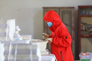 LUANNAN COUNTY, Çin - 24 Şubat 2022: personel, Kuzey Çin 'deki ilköğretim ve ortaokullara dağıtım için eğitim materyalleri düzenliyor