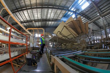 LUANNAN COUNTY, Çin - 26 Şubat 2022: İşçiler Kuzey Çin 'deki fabrikadaki parçacık üretim hattı üzerinde sıkı çalışıyorlar