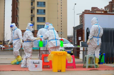 LUANNAN COUNTY, Çin - 29 Mart 2022: Tıp laboratuarının mobil barınaklarında çalışan tıp çalışanları Kuzey Çin 'deki nükleik asit test örneklerini alıyorlar