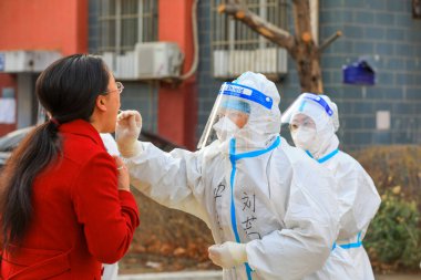 LUANNAN COUNTY, Çin - 30 Mart 2022: insanlar Kuzey Çin 'deki yerleşim bölgesinde nükleik asit testi yapıyorlar.