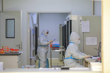 LUANNAN COUNTY, Çin - 30 Mart 2022: Tıp çalışanları Kuzey Çin 'deki bir tıbbi noktada nükleik asit testi örnekleri alıyorlar