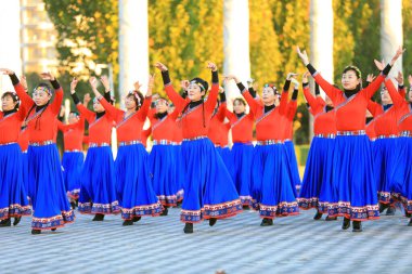 LUANNAN COUNTY, Çin - 17 Ekim 2021: Kadınlar parkta fitness dansı yapıyor, North Chin