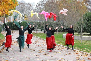 LUANNAN COUNTY, Çin - 6 Kasım 2021: Sonbahar manzarası, Kuzey Çin 'de bayanlar parkta oynuyor