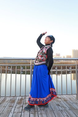 LUANNAN COUNTY, Çin - 14 Kasım 2021: Güzel elbiseli kadınlar parkta dans ediyorlar, North Chin