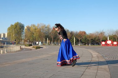 LUANNAN COUNTY, Çin - 14 Kasım 2021: Güzel elbiseli kadınlar parkta dans ediyorlar, North Chin