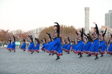 LUANNAN COUNTY, Çin - 14 Kasım 2021: Güzel elbiseli kadınlar parkta dans ediyorlar, North Chin