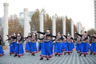 LUANNAN COUNTY, Çin - 14 Kasım 2021: Güzel elbiseli kadınlar parkta dans ediyorlar, North Chin