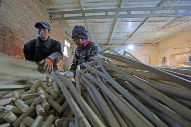 LUANNAN COUNTY, Çin - 25 Kasım 2021: İşçiler Kuzey Çin 'deki bir fabrikada ahşap maça işleme işlemleri