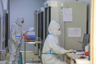 LUANNAN COUNTY, Çin - 30 Mart 2022: Tıp çalışanları Kuzey Çin 'deki bir tıbbi noktada nükleik asit testi örnekleri alıyorlar