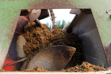 Sığır çiftliğindeki yem karıştırıcısı çalışıyor, Çin