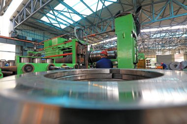 İşçiler, Kuzey Çin 'deki çelik üretim hattında çok sıkı çalışıyorlar.