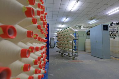 Pamuk ipliği üretim atölyesinde.