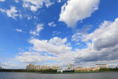 Güneşli deniz kenarı mimari manzarası, Kuzey Chin