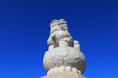 Kaya aslanları Çin 'deki Qing Hanedanlığı' nın doğu mezarlarında oyulmuştur.