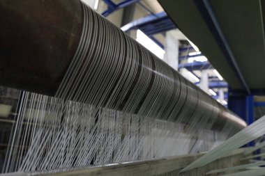 Plastik örgü üretim hattının mekanik ekipmanları bir fabrikada çalışıyor.