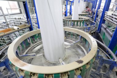 İşçiler Kuzey Çin 'deki plastik dokuma atölyesinde sıkı çalışıyorlar.