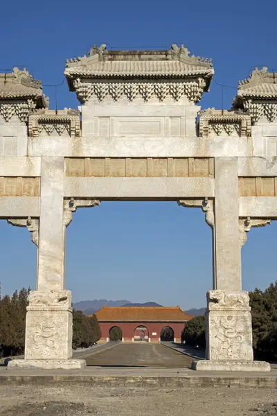 Qing Hanedanlığı 'nın Dongling' deki taş kemer yolu ve Büyük Kırmızı Kapı manzarası.