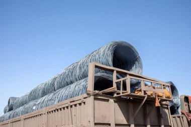 Arabanın üzerine yığılmış çelik çubuklar.