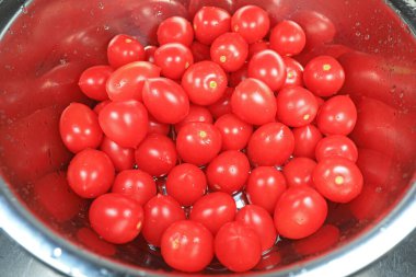 Temizlenmiş domatesler sofra takımında.