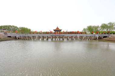 Köprüler ve pavyonlar yapay bir göl üzerinde, Kuzey Çin 'deki bir parkta.