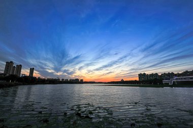 Rıhtıma bakan şehrin akşam manzarası