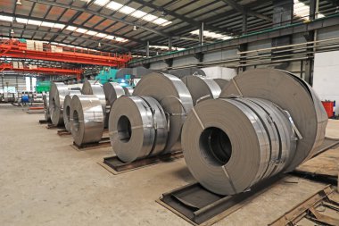 Striptiz çelik ürünleri Kuzey Çin 'deki atölyede.