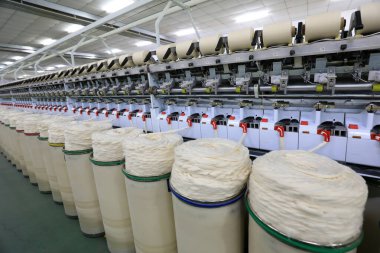 Dönen makineler ve ekipmanlar üretim atölyesinde.