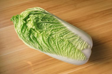 Lahana doğrama tahtasının üzerinde