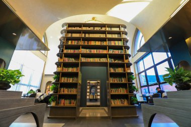 Kuzey Çin 'de küçük bir kütüphanenin iç yapısı.