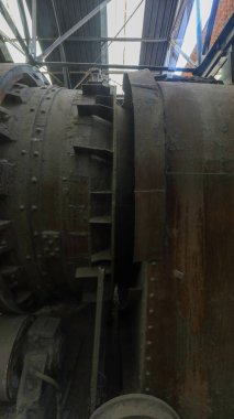 Boş ve terk edilmiş çimento fırını Kuzey Çin 'de bir fabrikada.