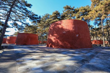 Kızıl kraliyet mozolesi Çin 'in Qing Hanedanlığı' nın doğu mozolesinde.