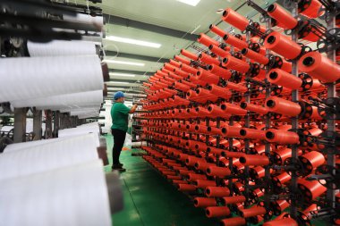 LUANNAN COUNTY, Çin - 17 Haziran 2021: İşçiler Kuzey Çin 'deki plastik dokuma atölyesinde sıkı çalışıyorlar