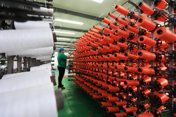 LUANNAN COUNTY, Çin - 17 Haziran 2021: İşçiler Kuzey Çin 'deki plastik dokuma atölyesinde sıkı çalışıyorlar