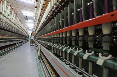 LUANNAN COUNTY, Çin - 31 Ağustos 2021: İşçiler Çin 'in kuzeyinde dönen hat üzerinde sıkı çalışıyorlar