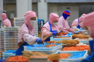 LUANNAN COUNTY, Çin - 6 Eylül 2021: İşçiler Çin 'deki bir atölyede ızgara gıdaları işliyorlar