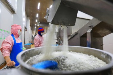 LUANNAN COUNTY, Çin - 6 Eylül 2021: İşçiler Çin 'deki bir atölyede ızgara gıdaları işliyorlar