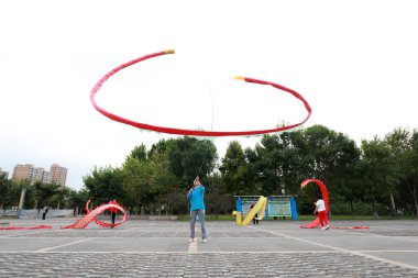 LUANNAN COUNTY, Çin - 12 Eylül 2021: insanlar parktaki spor için kurdele sallıyor, Kuzey Çin