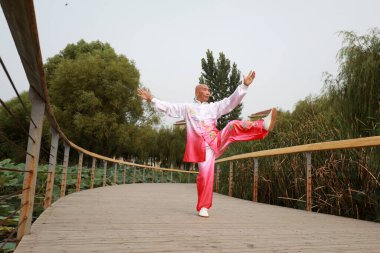 LUANNAN COUNTY, Çin - 12 Eylül 2021: insanlar parkta, Kuzey Çin