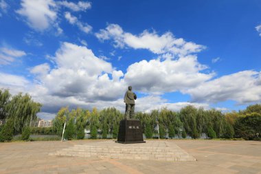 LUANNAN COUNTY, Çin - 18 Eylül 2021: Kadın heykeli şehir parkında, Kuzey Chin