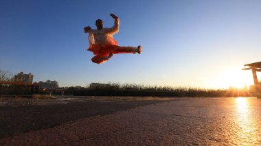 LUANNAN COUNTY, Çin - 21 Eylül 2021: İnsanlar Kuzey Çin 'deki parkın ahşap platformunda Tayvan pratiği yapıyorlar