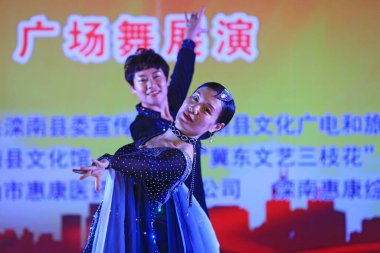 LUANNAN COUNTY, Çin - 27 Eylül 2021: Kare dansı gösterisi, Kuzey Çin