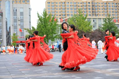 LUANNAN COUNTY, Çin - 10 Ekim 2021: Park meydanında kadın fitness dansı gösterisi, Kuzey Çin