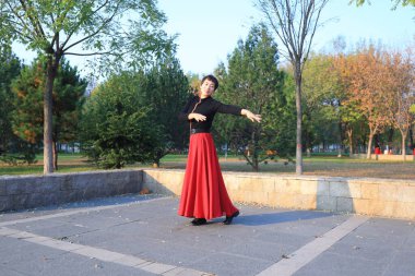 LUANNAN COUNTY, Çin - 24 Ekim 2021: Güzel bayan Kuzey Çin 'deki parkta oynuyor