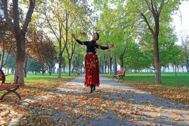 LUANNAN COUNTY, Çin - 24 Ekim 2021: Güzel bayan Kuzey Çin 'deki parkta oynuyor