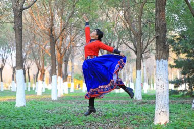 LUANNAN COUNTY, Çin - 24 Ekim 2021: Parkta, Kuzey Çin 'de kadınlar oynuyor