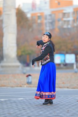 LUANNAN COUNTY, Çin - 14 Kasım 2021: Güzel elbiseli kadınlar parkta dans ediyorlar, Kuzey Çin