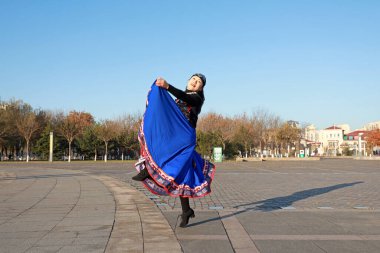 LUANNAN COUNTY, Çin - 14 Kasım 2021: Güzel elbiseli kadınlar parkta dans ediyorlar, North Chin