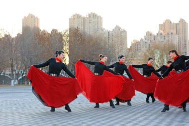 LUANNAN COUNTY, Çin - 12 Aralık 2021: Bayanlar parkta fitness dansı yapıyorlar, Kuzey Çin